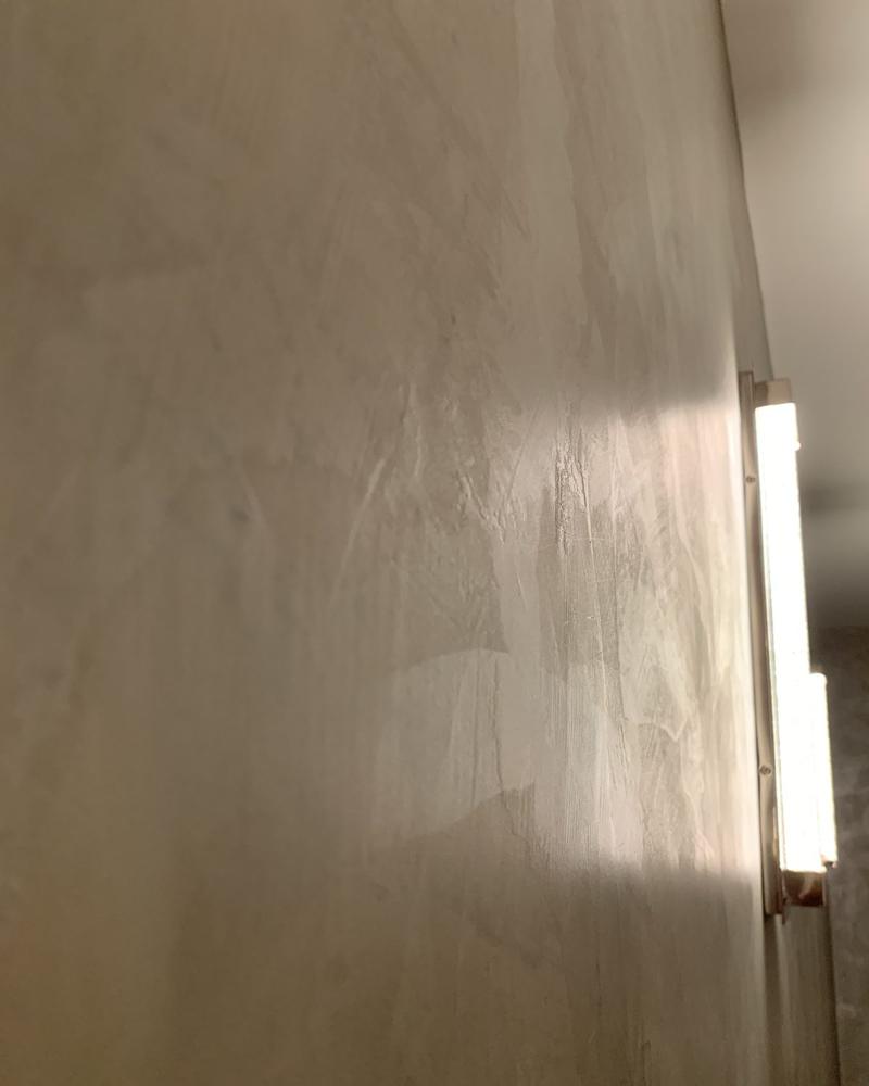EcoCemento microcement wall with a veined, hand-troweled finish