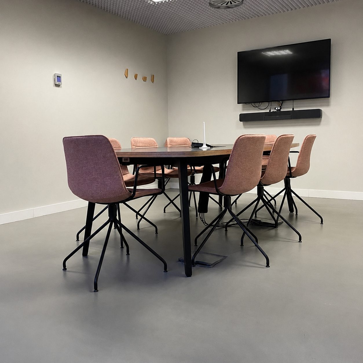 Polished microcement floor in an office meeting room