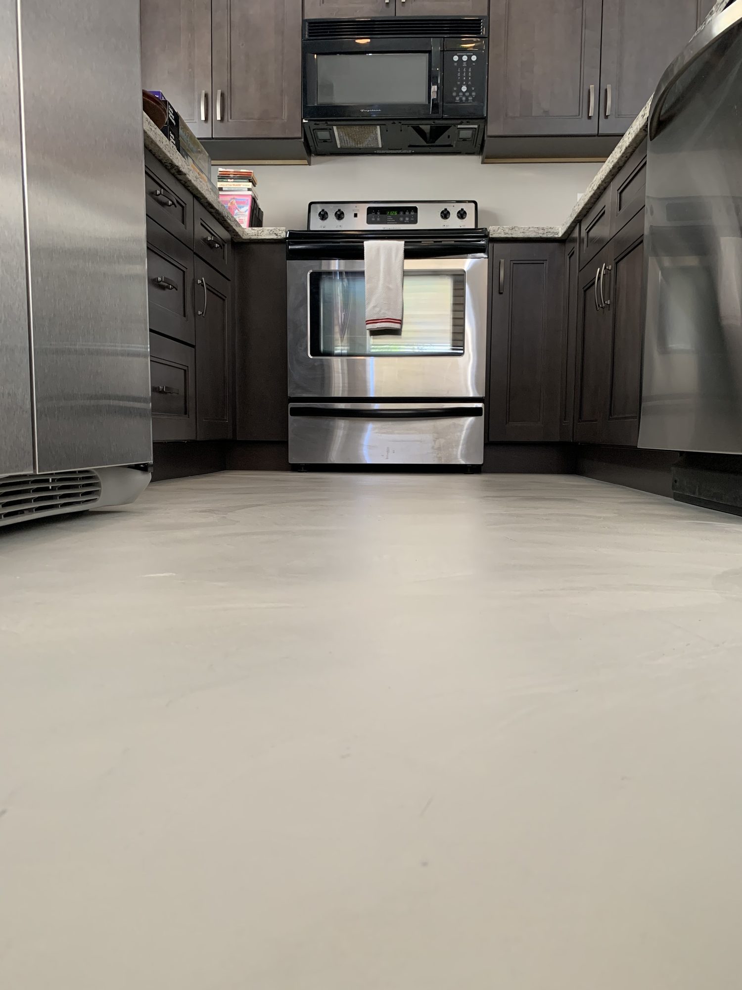 Continuous microcement kitchen floor in a Greenwich residence, Connecticut