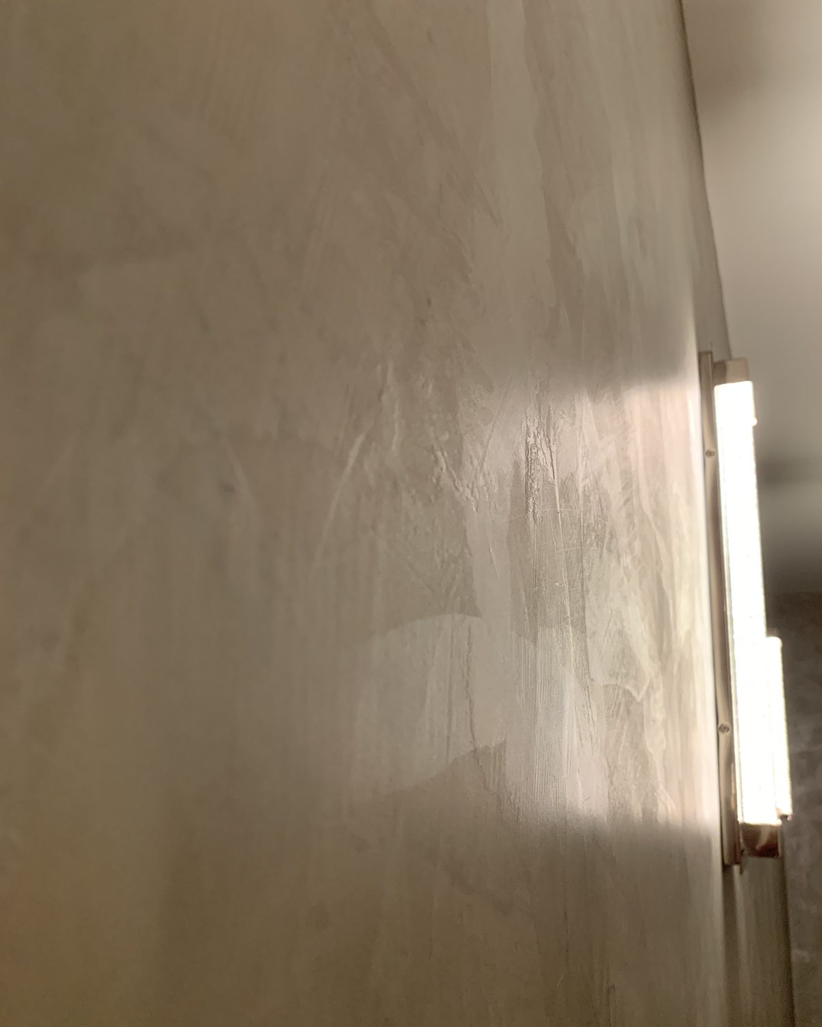 EcoCemento microcement wall with a veined, hand-troweled finish