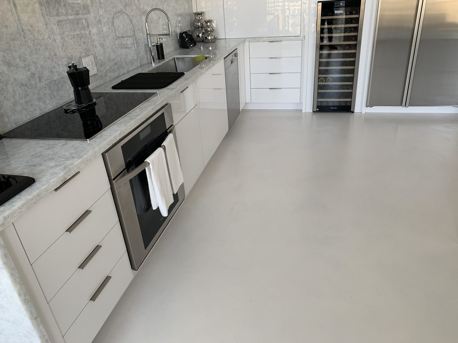 EcoCemento microcement kitchen floor and integrated counters