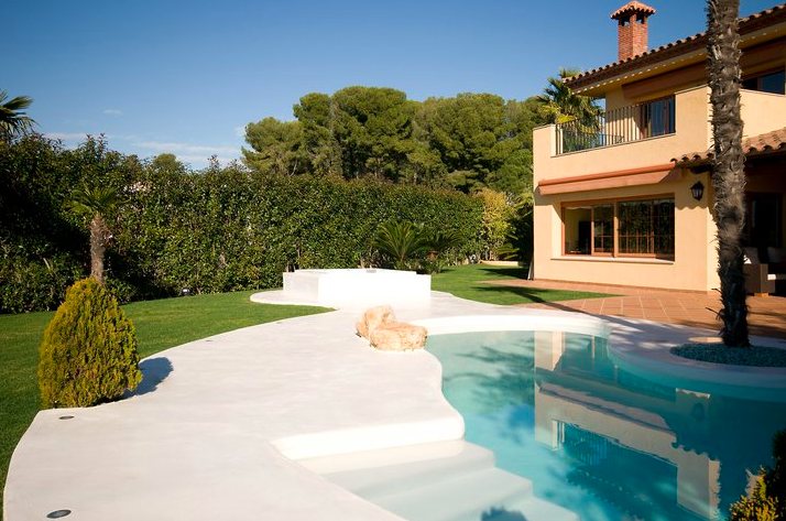Baxab Eco pool deck with T/Grip textured finish in Blanco Roto